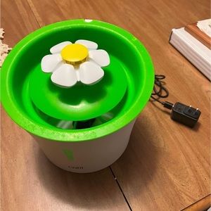 Flower water fountain for a cat